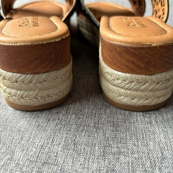 Bella Vita Exa-Italy Wedge Sandal, Black Leather, 7.5 Wide - Picture 5 of 9